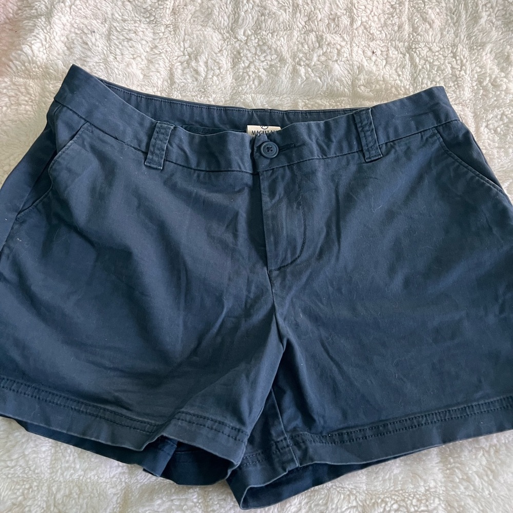 Magellan, women’s chino shorts, size 6.